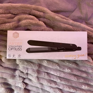 Plattång Artist Straightener Optiliss - Säljer en plattång från OBH Nordica, modell Artist Straightener Optiliss. Perfekt för att enkelt styla håret med professionellt resultat. Kommer i originalförpackning med bruksanvisning. Använd en gång, fick en likadan i julklapp💕💕