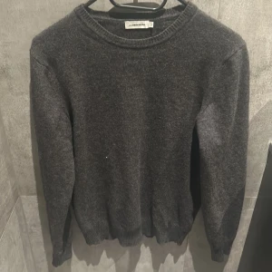 J Lindeberg Kashmir tröja  - JL Kashmir tröja i size S, sparsamt använd och fungerar till alla tillfällen. 