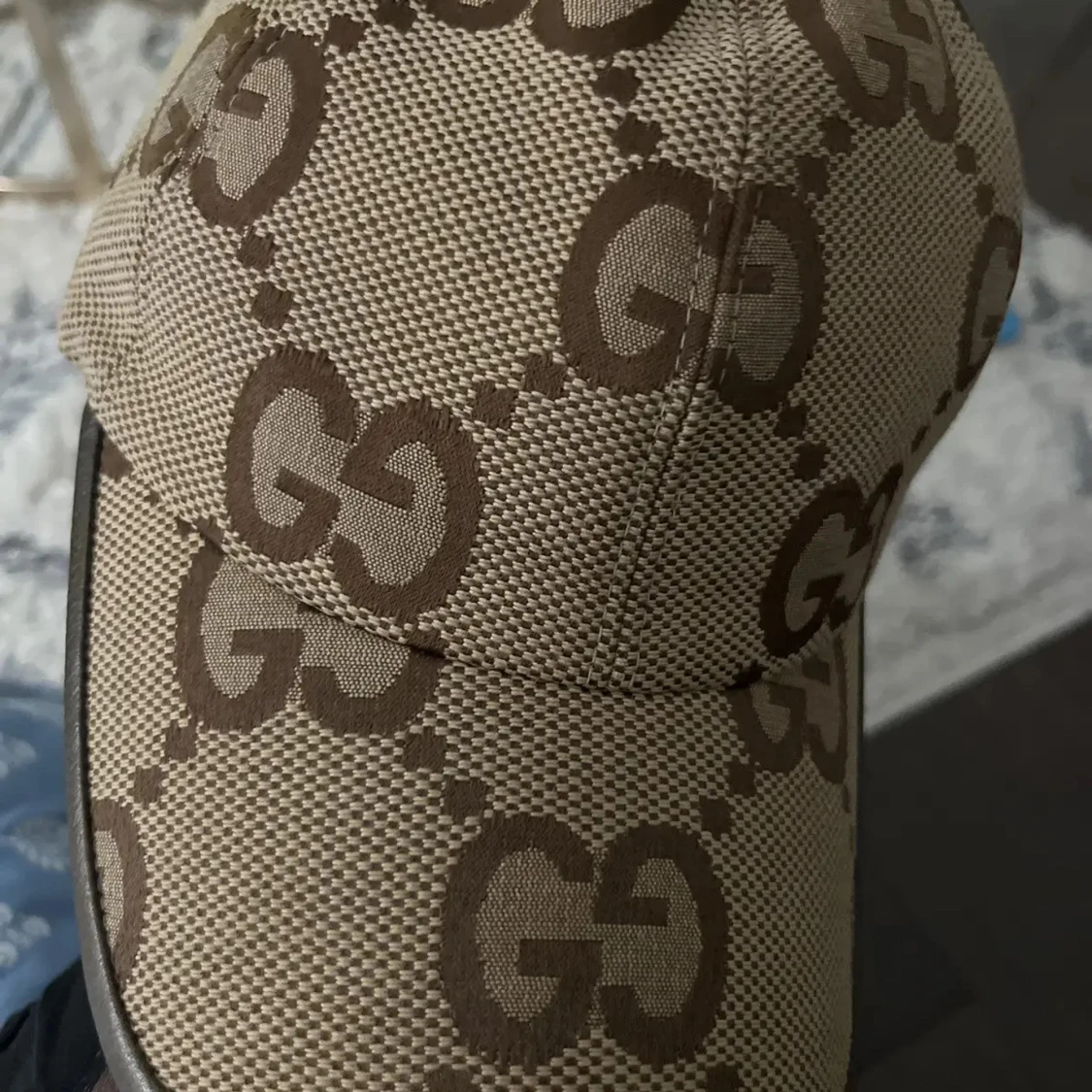 Beige keps med GG-mönster