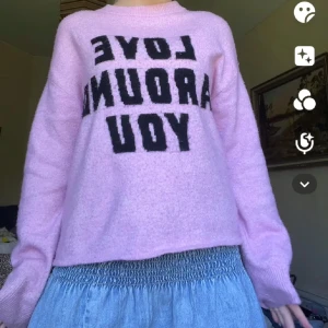 Rosa tröja med text - Säljer en mysig rosa tröja med svart text. Fint skick. Storlek S🩷🩷🩷
