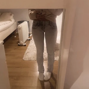 Grå jeans från Pepe Jeans - Snygga grå jeans från Pepe Jeans de är i super skick! Tveka inte vid frågor💕