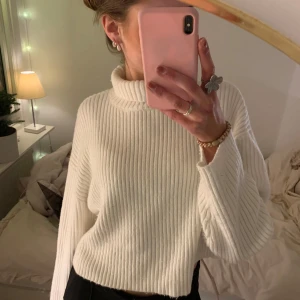 Vit stickad tröja💗 - Säljer denna jätte sköna snygga stickade tröja som inte kommer till användning🌟🤩💞