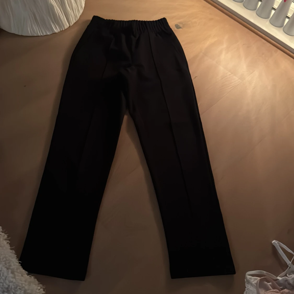 Svarta byxor med resårmidja