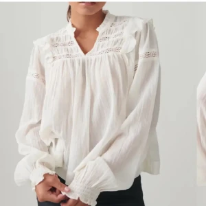 Vit blus ginatricot - Säljer en superfin vit blus från Gina Tricot. Den har långa ärmar och vackra spetsdetaljer vid axlarna och halsen. Perfekt för både vardag och fest! 💫 Kan gå ner i pris vid snabbt köp