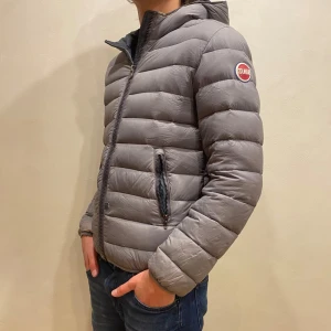 Colmar jacka  - Hej! Säljer nu min jacka från märket Colmar, storlek S, bra skick modellen är 184cm och väger 70kg . Tveka inte på att höra av dig om du har frågor eller funderingar kring jackan!