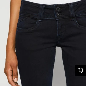 Lågmidjade Pepe jeans - Assnygga blå/svarta Pepe-jeans med low/mid waist och dubbla knappar. Köpta på zalando för 1000, använda några gånger men har inga defekter! Storlek 27💓 hör av dig om du har frågor priset går att diskuteras!