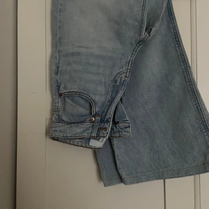 Ljusblåa raka jeans  - Säljer dessa jeans från hm för de är för små, men de är i bra skick utan några skavanker. 