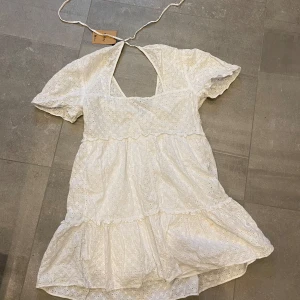 Vit 00s studentklänning mini dress - •inköpt på sellpy av mig men säljs vidare billigt då den inte passade! •känns helt ny enligt mig!! Perfekt till studenten •storlek M -mått på längd på sista bilden -mini dress med två lager tyg •jätte söt detalj i ryggen som är halvt öppen med knyte längst upp •använd gärna köp nu eller bundel (Säljer en svart klänning som passar perfekt till möss på tagningen också)