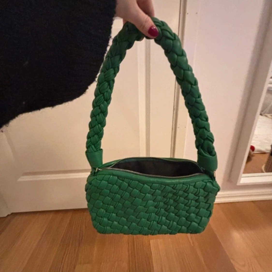 Grön flätad vävd axelväska - 1