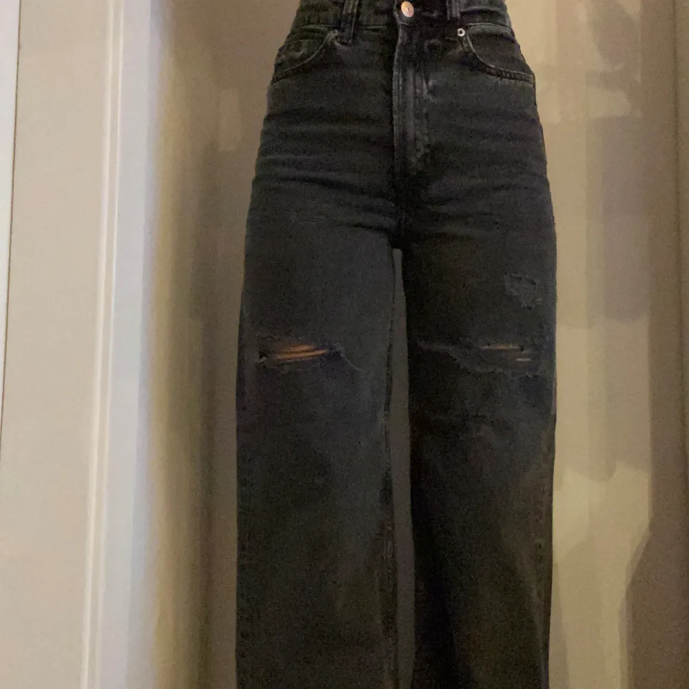 Säljer dessa svarta håliga jeans pågrund av att de är för små. . Farkut & Housut.