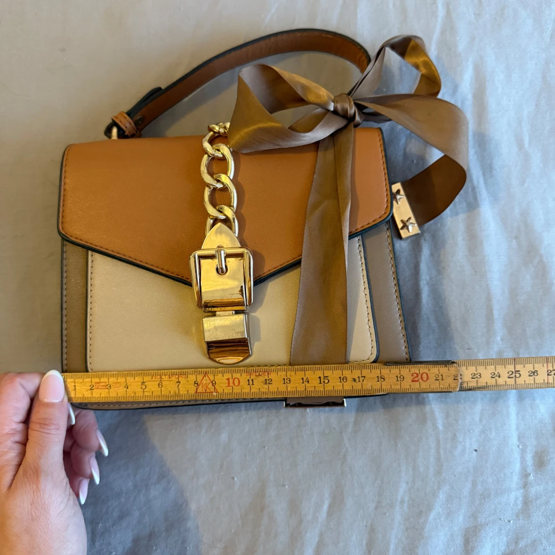 Beige och brun handväska med kedjedetalj - 93