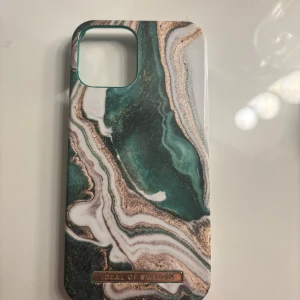 Mobilskal från Ideal of Sweden - Snyggt mobilskal från Ideal of Sweden med ett marmorliknande mönster i grönt, vitt och guld. Till iPhone 12 hör av sig vid intresse❤️