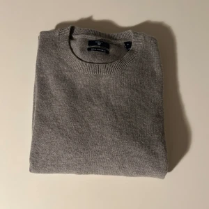 Kashmir tröja - Säljer min Gant Kashmir tröja som är i bra skick. Det finns en liten defekt på ena armen men inget som syns så mycket. Nypris ligger på runt 1499kr och här kan den köpas för bara 349kr. Vid fler frågor är det bara att skriva!