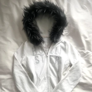 hollister fur zip up - defekter förekommer, dels så finns det en fläck på ärmen (se slide 4) och dessutom så kan dragkedjan krångla till ibland när man drar upp blixtlåset då det finns två blixtlås! 🐾OBS! pris går inte att negotiera då jag märkt att en intresserad köpare köpt med avsikt att sälja vidare för ett mycket dyrare pris, vilket är synd då det tar mycket av min tid att sy för hand och då jag försökt att sälja för ett rimligt pris i och med att det är jätte många som velat ha en sådan kofta. o(╥﹏╥)o