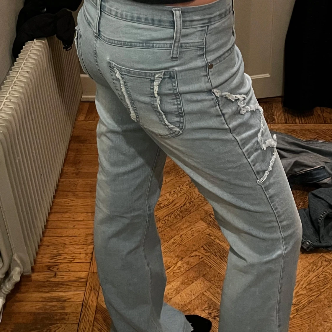 Ljusa jeans med slitningar - 90