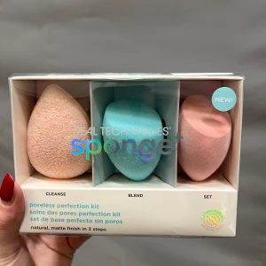 Real Techniques Poreless Perfection Kit - Ett set med tre sminksvampar från Real Techniques för en naturlig, matt finish. Innehåller en rosa svamp för rengöring, en blå för blandning och en persikofärgad för fixering. Perfekt för alla hudtyper och ger en långvarig, jämn look. Oanvänt 