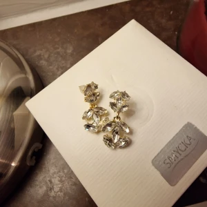 Guldörhängen med kristaller - Jättefina oanvända örhängen