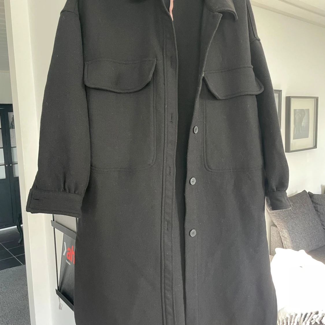 Svart kappa med knappar