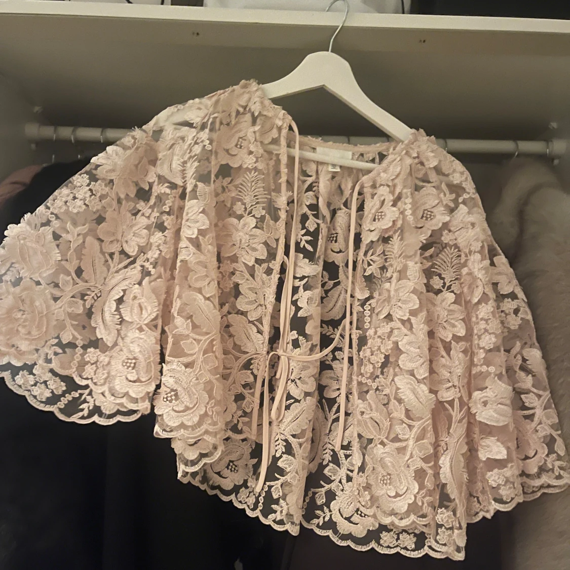 Ljusrosa spetsblus med blommönster - 90