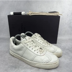 Valentino Flycrew  - Säljer mina vita flycrews bara skorna/skick 8/10 där 3 av alla nitarna har ramlat av