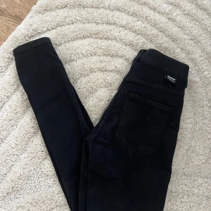 Dr. Denim Jeans  - Mid waist/low waist. Sitter tajt och stretchigt. Använda 2-3 gånger. 