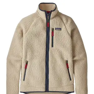 Säljer en supermysig beige fleecejacka från Patagonia. Den har en dragkedja framtill och praktiska fickor med dragkedjor. Perfekt för kyliga höst- och vinterdagar. Jackan är långärmad och har en normal passform. Perfekt för både vardag och friluftsliv! Nypris 1699