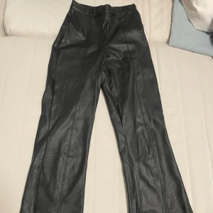 Skinnbyxor från Gina Tricot - Snygga svarta byxor skinn byxor från Gina Tricot. högmidjade, bootcut. 65kr +frakt 