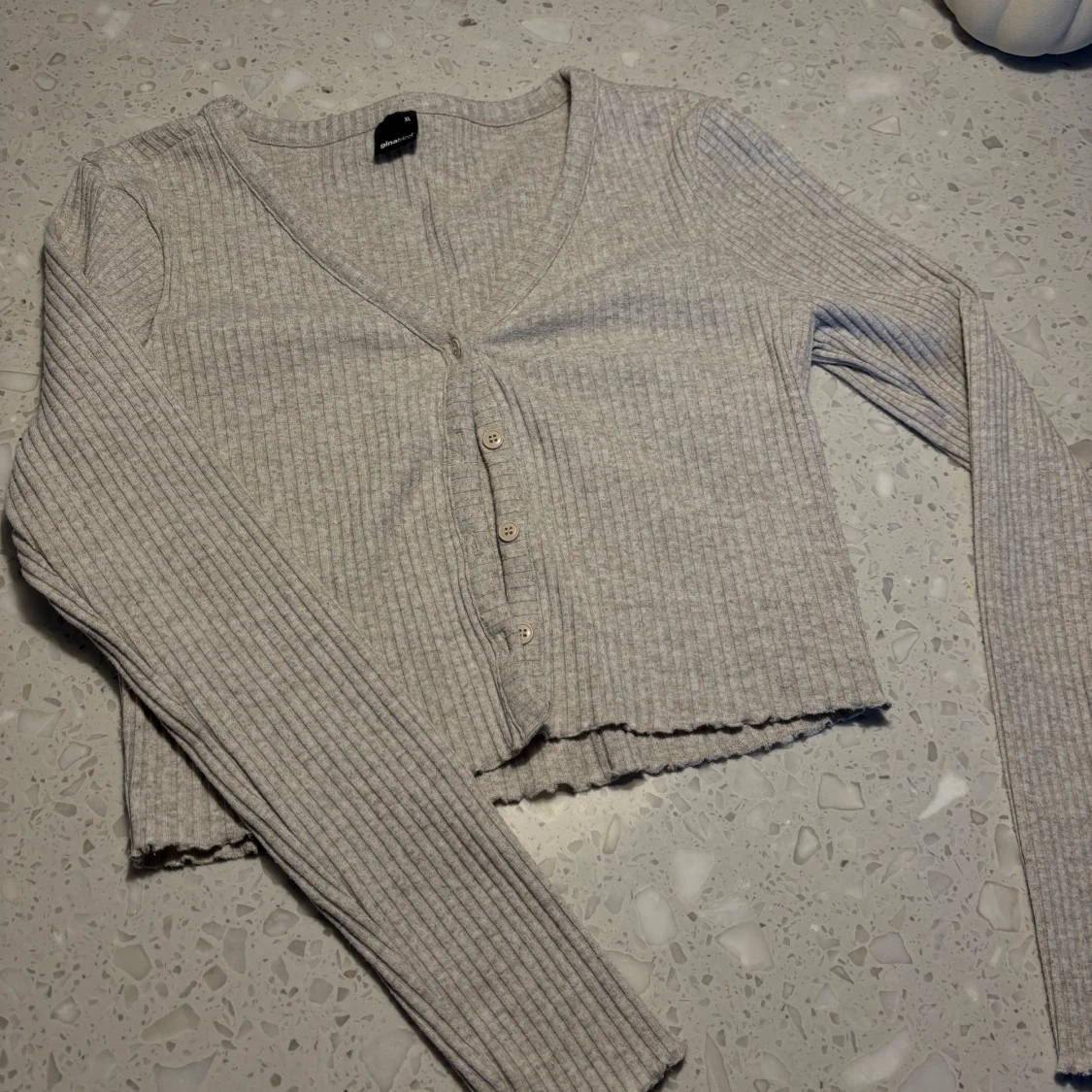 Grå/beige ribbad kofta från Gina Tricot