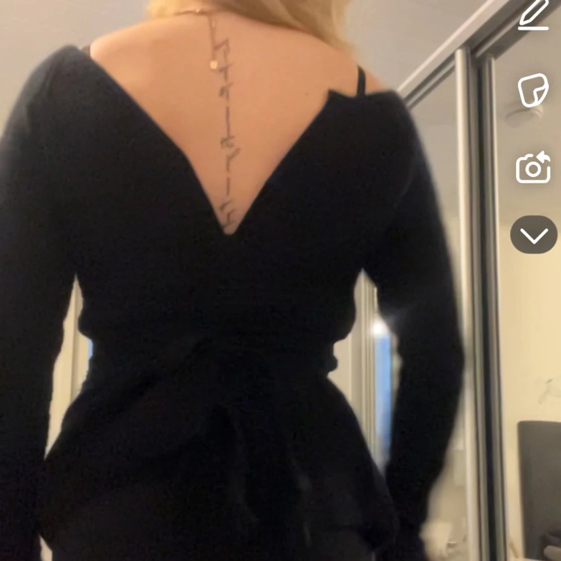 Svart klänning med öppen rygg - 92