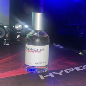 Brandelle 136 Eau de Parfum onebold - Säljer en flaska Brandelle 136 Eau de Parfum. Flaskan är genomskinlig med en stilren etikett och har en silverfärgad kork. Perfekt för den som vill ha en unik doftupplevelse.