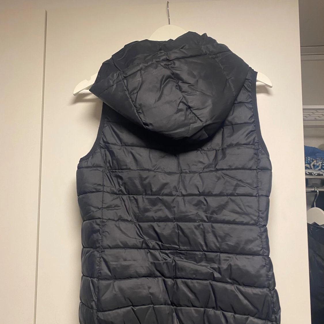 Svart dunväst från Only - 90