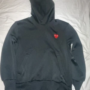 Cdg hoodie - Svart CDG hoodie storlek M med väldigt bra skick, snörena är borttagna. Ingen slitage eller något hål, säljer eftersom jag inte använder tröjan så mycket