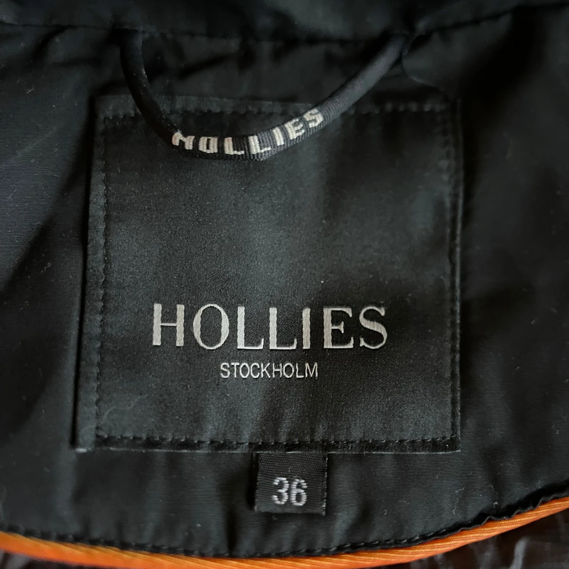 Svart dunjacka med päls från Hollies - 90