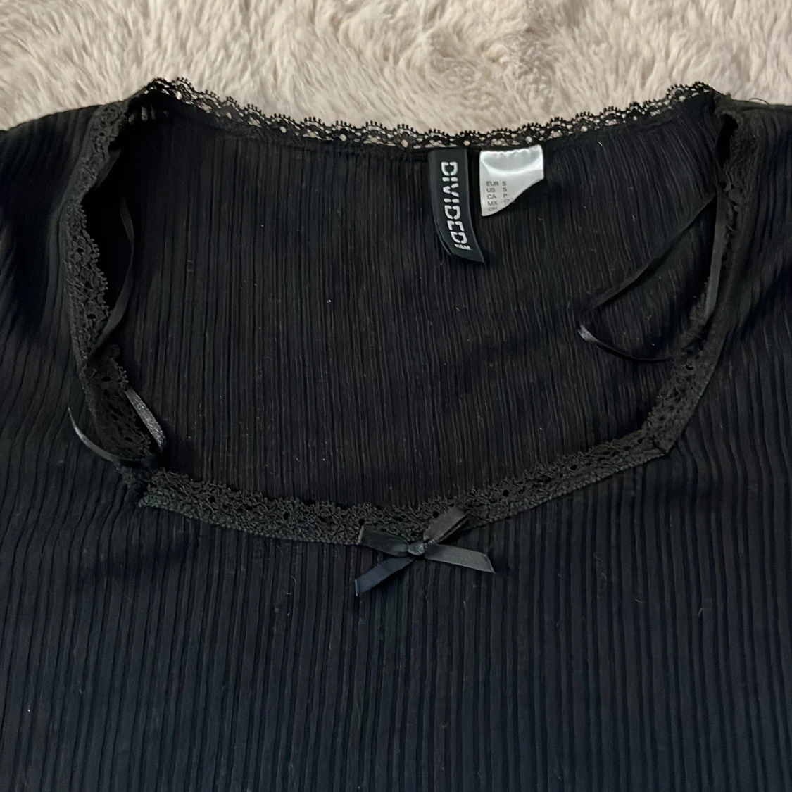 Svart ribbad topp från Divided - 91