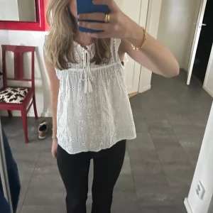 Svarta flare jeans från Zara - Säljer snygga svarta jeans från Zara. Använda men bra skick❤️