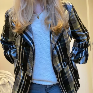 Trekvartsärmad jacka - Så fin rutig jacka/bolero med trekvartsärm 