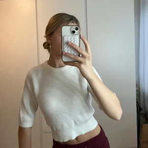 Vit kortärmad tröja från Zara - Säljer en superfin vit tröja från Zara i storlek S. Den är kortärmad . Materialet känns mjukt och bekvämt, perfekt för en stilren look. Priset kan diskuteras ❤️