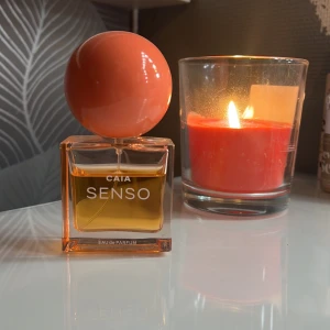 Parfym CAIA Senso - Säljer en elegant parfym från CAIA med namnet senso, 50 ml. Perfekt för den som vill ha en stilren och modern doft på hyllan. Passar både till vardags och fest!