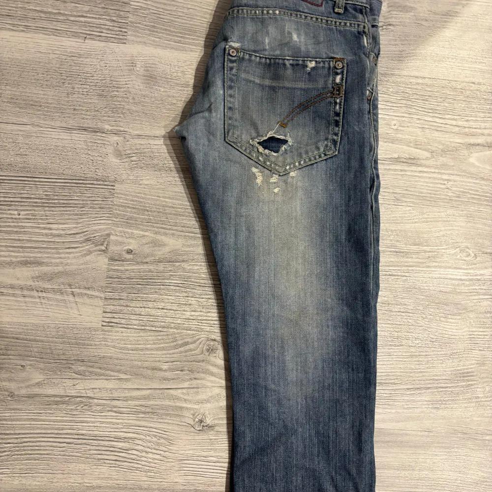 Dondup Jeans i storlek 32. Fint skick, mycket slitningar men de är designade på det sättet. Hör av dig vid övriga frågor!. Jeans & Byxor.