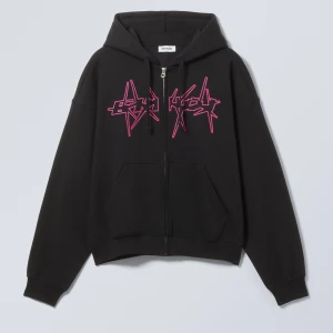 Svart hoodie från Weekday - Säljer en svart hoodie från Weekday i storlek S. Den har en cool rosa grafisk design på framsidan och dragkedja. Perfekt för en avslappnad stil och passar till alla tillfällen. Helt ny med tag kvar!