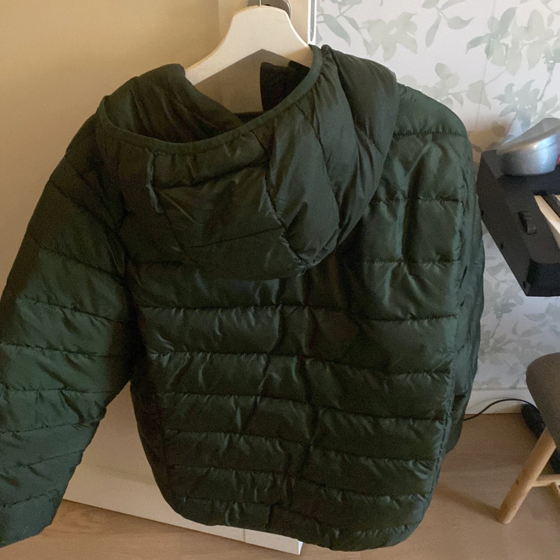 Grön pufferjacka med huva - 90