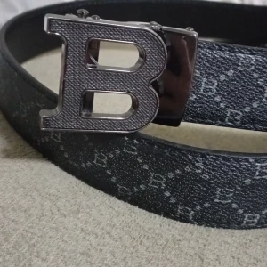 Svart Burberry bälte - Snyggt svart Burberry bälte med ett stort B-format spänne i silver. Helt ny. Har inte lådan