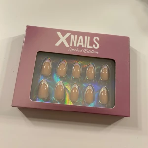 XNAILS Classic Chrome - En helt ny förpackning med press on gelénaglar från XNAILS i färgen Classic Chrome. Allt inehåll finns med för att kunna applicera naglarna och ingenting är öppnat mer än att jag tagit ut inehållet för att ta bilden. Nypris ligger på 299kr ——————————————————Ingår: 30 press on naglar med flera olika storlekar, nagelfil, ”pinne” att trycka tillbaka nagelbanden med, 2 alkohol pads, 30 klisterlappar för kortare användning samt nagellim för längre användning
