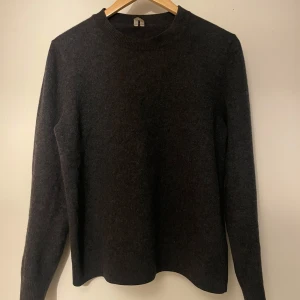 Arket - Mörkgrå Kashmirtröja - Säljer min kashmir tröja då jag växt ur den, står 180 men rek 170-175