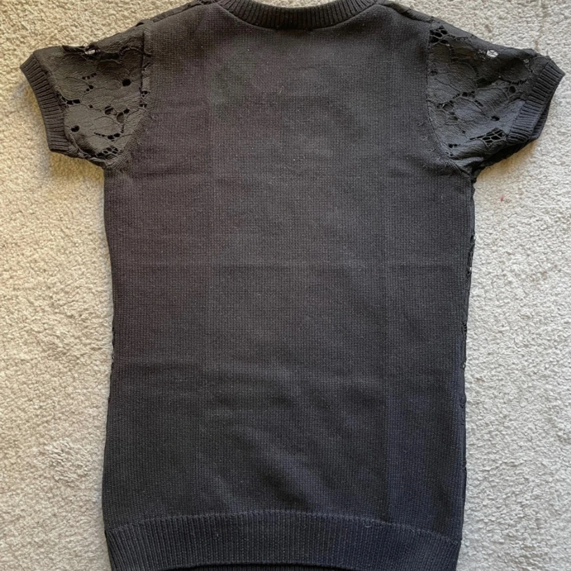 Svart spetsmönstrad topp - 90