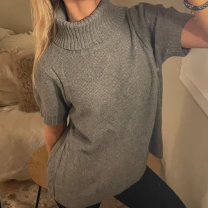 Stickad tshirt  - Stickad Tshirt med polokrage från hm i storlek l men sitter såhär på mig som oftast har s💕