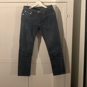 Mörkblå jeans från A.P.C. - Snygga mörkblå jeans från A.P.C. i modellen Petit Standard. De har en klassisk smal passform. Nästan helt nya och det är 100% denim.