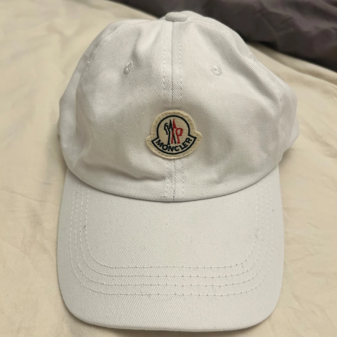 Vit keps från Moncler