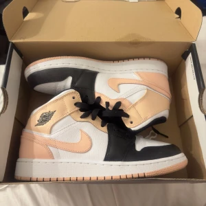Nike Air Jordan Mid  - Använda Max 3-4 gånger har en liten crease men utöver det så är den i bra skick och är i Storlek 38. Syns inte så bra på bilden men den är mer rosa-beige i verkligheten! Kan tänka mig sänka priset lite till