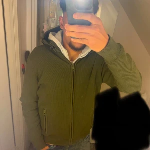 Grön cardigan  - Hej, nu är det dags att sälja min cardigan, den är slutsåld, jag säljer den pga ej användning. Den är i fint skick använt den max 1 månad. Ej mer. Vid frågor kan ni skriva. OBS Den är storlek L men passar M anledning tvättade oså den sitter som M nu